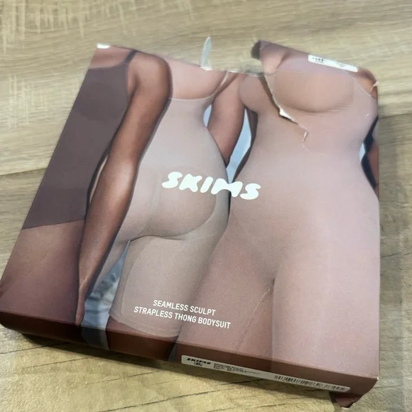 SKIMS Sculpt Bodysuit - Picture 2 of 5